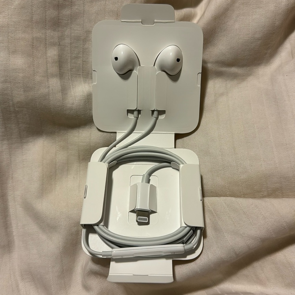 apple earbuds with cord